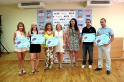 Los comercios Keme Pongo? y Peluquería y Estética Estefanía han sido los dos primeros premios de los concursos de decoración de escaparates y de establecimientos Feria de San Juan 2014, convocados por la Asociación de Comerciantes y Empresarios de Benalmádena (ACEB) con la colaboración de la Cámara de Comercio de Málaga.