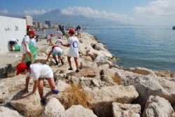 La bicampeona olímpica de vela e hija adoptiva de Fuengirola, Theresa Zabell, se ha desplazado esta mañana hasta nuestra ciudad para participar en una acción de concienciación medioambiental y limpieza de la playa y el mar del litoral fuengiroleño. En esta actividad, denominada “Limpiando las Costas”, han participado más de 70 niños de entre 7 y 14 años de la Escuela Municipal de Vela, que dirige Iñaki Ortego, quien además ha estado presente, y que tan buenos resultados está dando. 