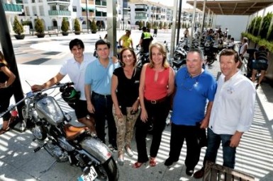 Más de 70 motos se dieron cita el pasado sábado en la Plaza de Pueblosol, en Arroyo de la Miel, en la exposición de Harley-Davidson celebrada en el marco de la segunda edición del ‘Hog Rally Costa del Sol’. La alcaldesa, Paloma García Gálvez, acompañó a los participantes en este encuentro de vehículos de la mítica marca americana.