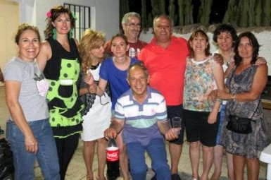 La alcaldesa, Paloma García Gálvez, asistió ayer a la III Verbena Solidaria a beneficio de la Asociación de Benalmádena para la Atención a la Discapacidad (ABAD), que se celebró en el recinto ferial de ‘Los Nadales’, en Benalmádena Pueblo, y que reunió a más de 200 personas que quisieron acompañar al colectivo en este evento benéfico. La velada tuvo como principal objetivo recaudar fondos para cubrir los gastos de la asociación y contó con actuaciones musicales de flamenco y copla –con grupos tan reconocidos como ‘Duendes del Sur’-, así como también contempló números de humor, sorteos y actividades infantiles.