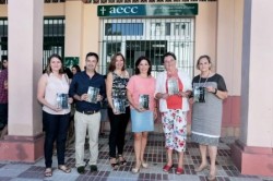 La nueva sede de la Asociación Española Contra el Cáncer (AEEC) en Benalmádena, cuyas instalaciones se inaugurarán hoy de manera oficial, acogió ayer el acto de presentación de la obra ‘Espíritu de lucha’, un libro escrito por Mª Ángeles Pérez de Gracia González, que recoge el testimonio de la autora y nos cuenta en primera persona cómo afrontar y superar la enfermedad. La presentación contó con la asistencia de la autora y de la concejala de Participación Ciudadana e Igualdad, Ana Macías, así como de la presidenta de la AECC en el municipio, Francisca Guerrero, además de voluntarios del colectivo y familiares y amigos de Pérez.
