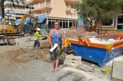 La concejala de Obras e Infraestructuras del Ayuntamiento de Fuengirola, Ana Mula, se ha desplazado hasta el paseo marítimo de Torreblanca para supervisar las obras, que se vienen acometiendo desde el pasado 25 de junio, para la creación de un nuevo colector de aguas pluviales en esta zona de la ciudad. Estos trabajos cuentan con un presupuesto de 117.388 euros, unas mejoras valoradas en 12.535 euros y un plazo de ejecución de un mes, por lo que si todo marcha según lo previsto, concluirán a finales de la próxima semana.