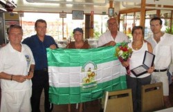  La Asociación ¿Yo? ¡Producto Andaluz! y el Liceo Blas Infante Torremolinos han querido rendir homenaje hoy a los vecinos y a los chiringuitos, restaurantes y comerciantes de La Carihuela por hacer de este enclave un referente turístico a nivel mundial.