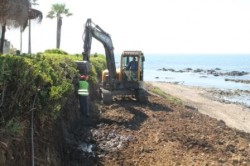 El concejal de Urbanismo en el Ayuntamiento de Mijas, Manuel Navarro, ha visitado hoy las obras de construcción del sendero litoral, que unirá los cerca de seis kilómetros existentes entre La Cala y el término municipal de Marbella mediante una pasarela peatonal que respeta el medio ambiente y que es única en toda la Costa del Sol.