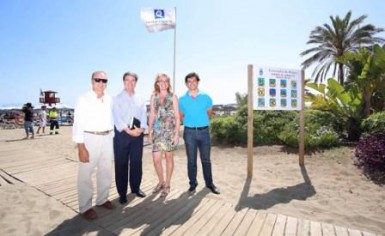 La Bandera ‘Q’ de Calidad Turística ondeará en las playas urbanas de Benalmádena. La primera de ellas ha sido izada hoy por la alcaldesa, Paloma García Gálvez, en la playa de Fuente de la Salud, inicio del tramo del litoral que va hasta la playa del Sunset Beach en el que lucirán estas distinciones, según ha comunicado ya el Instituto para la Calidad Turística Española (ICTE) al Ayuntamiento. 