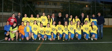 La alcaldesa, Paloma García Gálvez posa junto a otras autoridades municipales y responsables técnicos con las jugadoras