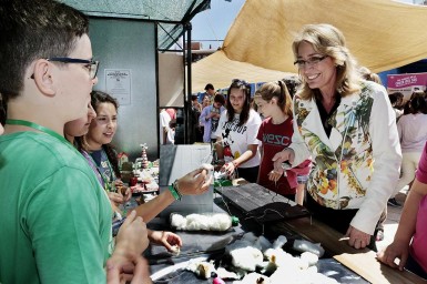 La alcaldesa, Paloma García Gálvez, ha visitado el encuentro de escolares amantes de la ciencia