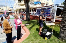 Paloma García Gálvez y Adolfo Fernández contemplan la pintura de uno de los participantes en esta primera edición