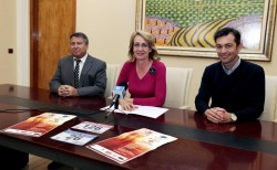 Los responsables de las instalaciones y la alcaldesa, Paloma García Gálvez, han presentado este evento benéfico