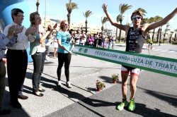 Las autoridades locales aplauden en el momento en que el campeón completa el III Triatlón de Benalmádena