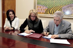 La alcaldesa ha presidido la firma del convenio con responsables de Proyecto Hombre y la edil de Binestar Social, Ana Macías