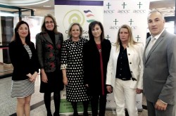 El acto que organizó la AECC contó con la colaboración de autoridades locales, empresarios del entorno y responsables de la Diputación de Málaga