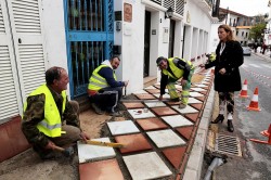 La edil de Obras, Concha Cifrián, ha visitado las reparaciones de esta céntrica calle de Benalmádena Pueblo