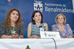 Ana Macías junto a las responsables de la AECC dieron a conocer el acto