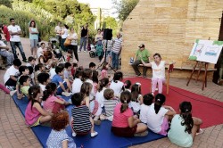 El cuentacuentos en el Monumento a los Poetas del Parque de la Paloma, un éxito de público