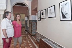 Yolanda Peña ha visitado las instalaciones junto al artista local