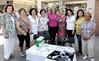 La alcaldesa y la edil de Bienestar Social en funciones, Paloma García Gálvez y Ana Macías han presidido una de las mesas informativas que se han puesto en marcha desde la AECC