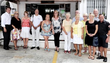 García Gálvez posa con los miembros del 'Friendly Club' al término de la reunión