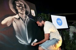 Uno de los 'graffiteros' combinó esta expresión moderna que refleja un hombre flamenco
