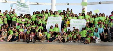 Numerosos escolares, representantes de AMPAS y la alcaldesa, Paloma García Gálvez, participaron en esta manifestación