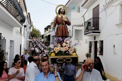 El Patrón de los animales recorrió las encaladas calles de Benalmádena Pueblo