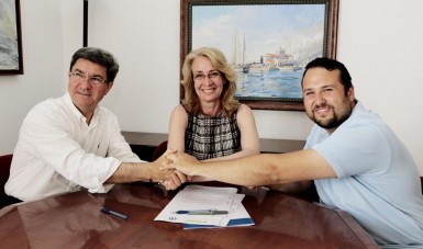 Los responsables de Puerto y Deportes han firmado este convenio con en presencia de la alcaldesa