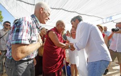El mandatario saluda a uno de los responsables internacionales del budismo que acudió el fin de semana a Benalmádena