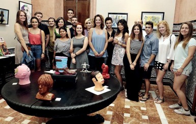 Los chicos de primero y segundo de bachillerato posaron junto a la concejala de Cultura en funciones, Yolanda Peña