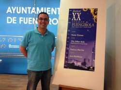 El edil de Cultura, Rodrigo Romero, posa junto al cartel anunciador de este importante ciclo cultural de verano