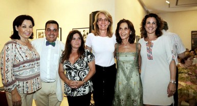 La alcaldesa en funciones, Paloma García Gálvez, posó con los responsables de estas conferencias