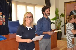 La alcaldesa, Ana Mula, y el edil de Tercera Edad, Francisco José Martín, en un momento de la entrega de diplomas a los mayores de Fuengirola