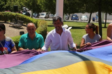 El alcalde, Víctor Navas, (c) sujetando la bandera antes de su izada