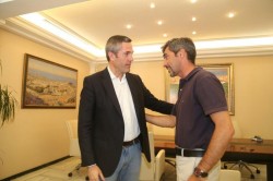 Un momento de la visita entre los regidores Juan Carlos Maldonado (i) y Víctor Navas (d)