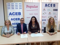 Los representantes del colectivo de empresarios y los miembros de la entidad financiera durante la presentación de este acuerdo