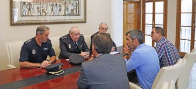 Un momento del primer encuentro que han mantenido los políticos con los altos mandos de Policía Local y Nacional