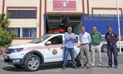 Las autoridades, ante el parque de bomberos y junto al nuevo vehículo