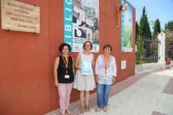 Elena Galán (centro), con las responsables de la Biblioteca de Arroyo de la Miel
