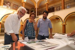 Elena Galán (centro) observa los preparativos que se están haciendo para la reapertura 