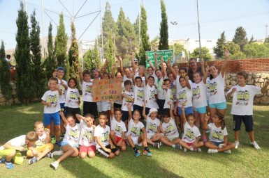 Los niños y el concejal de Deportes, Joaquín Villazón, posan en las instalaciones de Cudeca