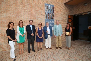 Las autoridades públicas locales y los responsables de la Real Academia de Bellas Artes de San Telmo, ante el Centro de Exposiciones de Benalmádena Costa