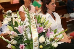 Ana Scherman durante la entrega del ramo de flores en nombre del Ayuntamiento