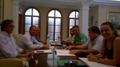 Los representantes municipales y los miembros de la Agencia Pública de Puertos de Andalucía (APPA) en el encuentro