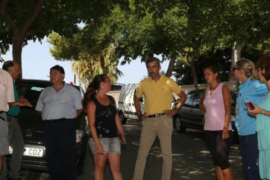 “Vamos a acondicionar la parcela pública situada al final de la calle para permitir que los vecinos aparquen en ella”, ha destacado el concejal de Servicios Operativos, Salvador Rodríguez