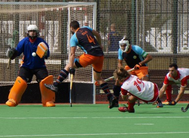 El CH Benalmádena sufre una holgada derrota (0-9) en su primer partido de la temporada, donde consiguió plantar cara en el transcurso de dos cuartos pero en el que se deshizo en los dos cuartos restantes.