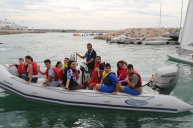 Entorno a 16 chicos de diversos colectivos sociales participaron en un evento organizado por la Federación Andaluza de Motonáutica y el Club Náutico de Benalmádena en colaboración con el Puerto