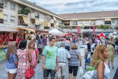 Un total de diecisiete puestos ofrecerán productos hechos a mano en la Plaza Federico García Lorca