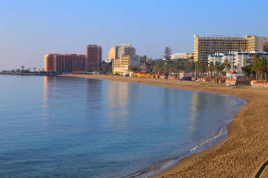 “Durante dos semanas trasladarán la arena acumulada por los últimos temporales a la altura del Club Náutico a las zonas dañadas junto a las edificaciones”, ha anunciado la concejala de Playas, Encarnación Cortes