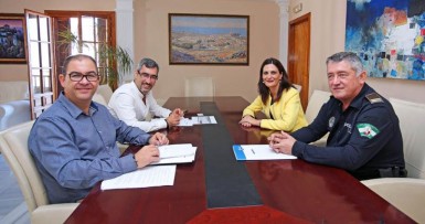 El alcalde de Benalmádena, Víctor Navas; y el concejal de Tráfico, Javier Marín, mantienen un encuentro con la jefa provincial de la Dirección General de Tráfico (DGT), Trinidad Hernández
