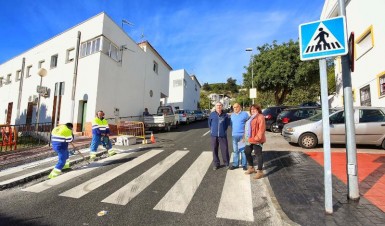 “Poco a poco, a demanda de los vecinos y en base a los que detectamos, estamos trabajando para que ninguna calle del municipio presente obstáculos para las personas con problemas de movilidad”, ha explicado el concejal de Servicios Operativos, Salvador Rodríguez