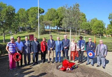 Junto al alcalde y concejales de la Corporación, han participado veteranos de la II Guerra Mundial, la vicecónsul del Reino Unido,  el cónsul de Bélgica  y el cónsul Honorario de la Republica de Polonia.